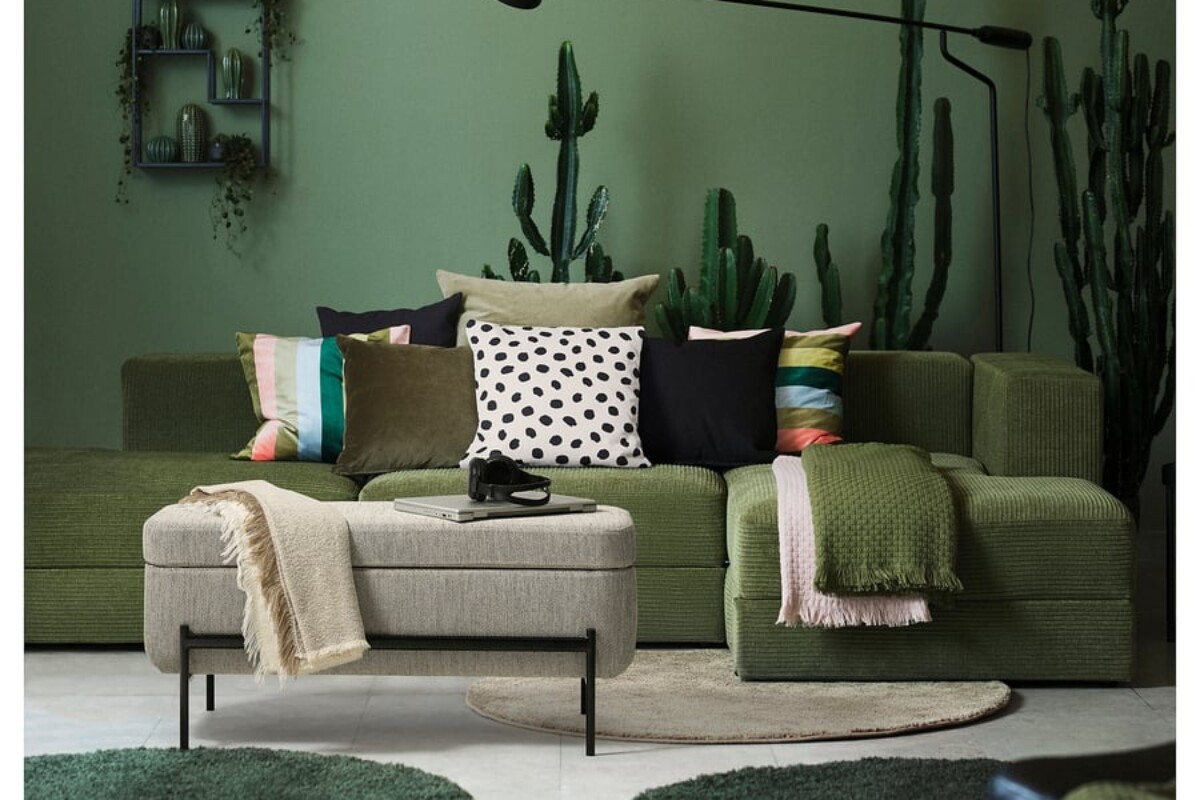 Panca contenitore IKEA VALTORP beige abbinata a un soggiorno verde