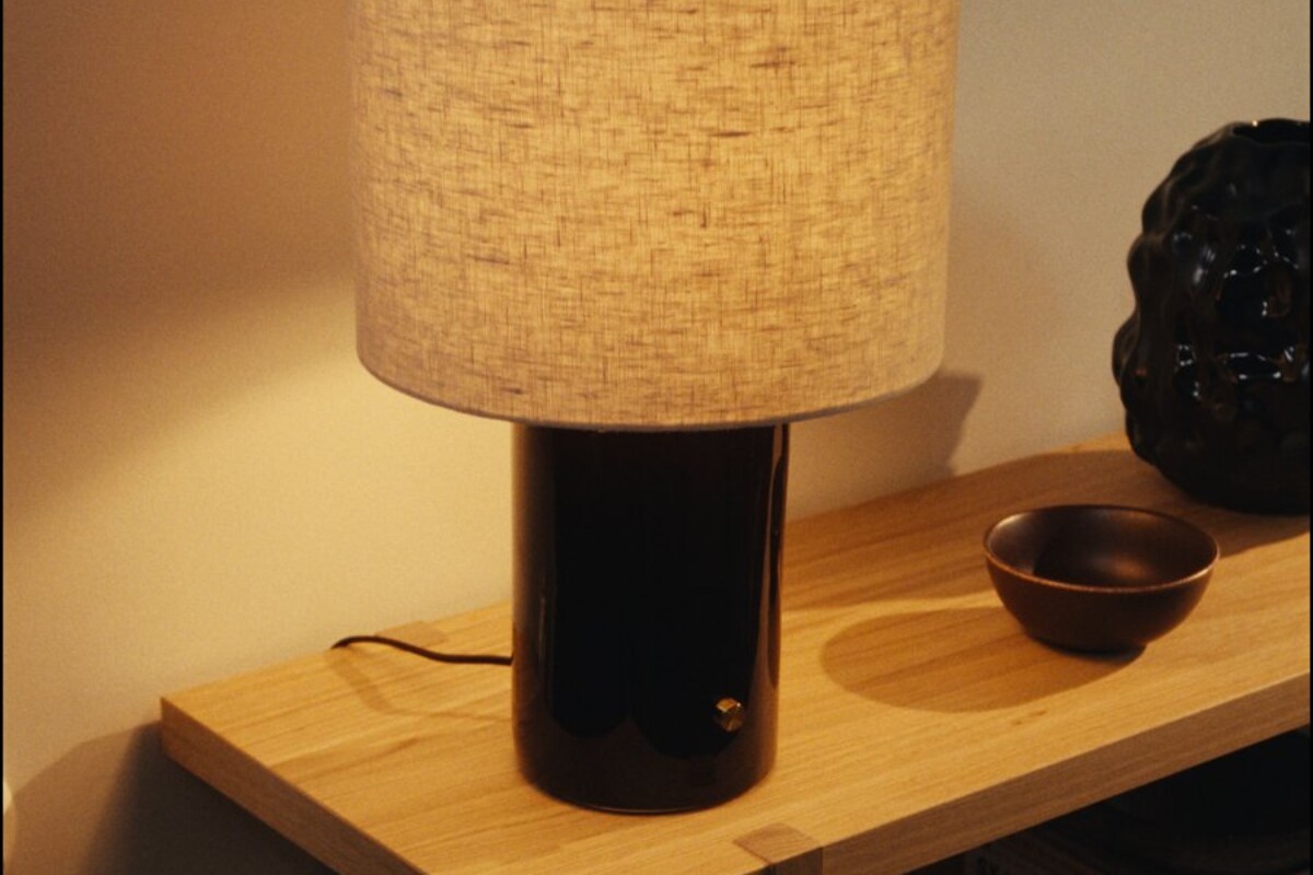 Lampada IKEA HALGATT accesa su una mensola in legno