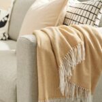 Plaid IKEA HOLMVI beige giallo piegato per mostrare colore, bordo e dimensioni
