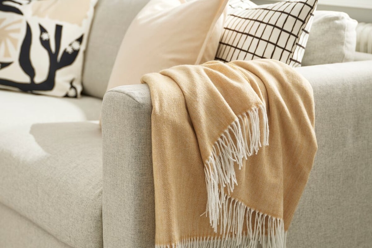 Plaid IKEA HOLMVI beige giallo piegato per mostrare colore, bordo e dimensioni