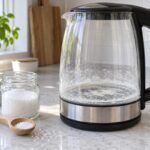 Bollitore in vetro con deposito di calcare e acido citrico in cristalli