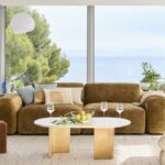 Divano senape Maisons du Monde in un soggiorno luminoso con arredi neutri