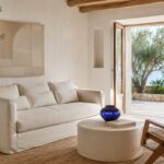Soggiorno Greek chic con pareti bianche e dettagli blu cobalto