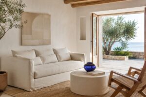 Soggiorno Greek chic con pareti bianche e dettagli blu cobalto
