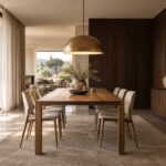 Sala da pranzo luminosa con una parete in legno di noce scuro