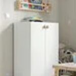 Mobile contenitore IKEA bianco largo 60 centimetri in una stanza luminosa