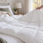 Piumone bianco arieggiato sul letto dopo il periodo di conservazione