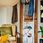 Organizer KOMPISHÄNG IKEA beige montato sul retro di una porta