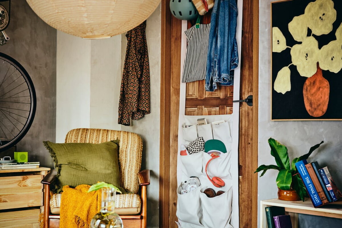 KOMPISHÄNG IKEA organizzato con abiti, borse e scarpe leggere