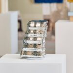 Scultura argentata KONSTRUNDA IKEA in vetro soffiato su un piano