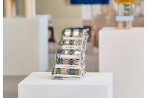 Scultura argentata KONSTRUNDA IKEA in vetro soffiato su un piano