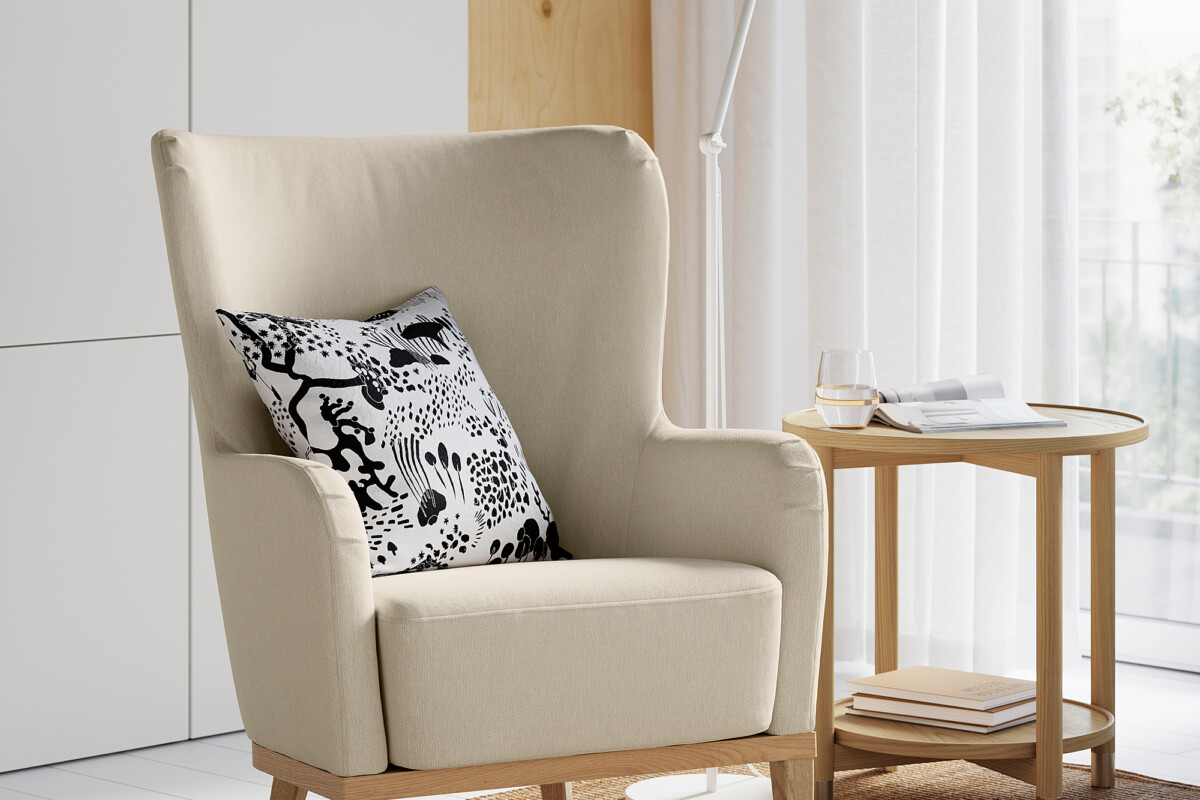 Poltrona FAGERBACKEN beige chiaro in un angolo lettura