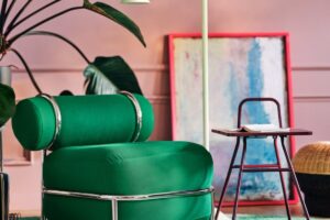 Poltrona gonfiabile verde IKEA PS 2026 con struttura in acciaio cromato