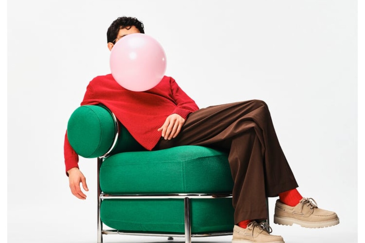 Poltrona IKEA PS 2026 ambientata in un soggiorno contemporaneo