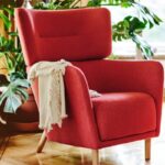 Poltrona rossa IKEA OSKARSHAMN in un angolo lettura luminoso