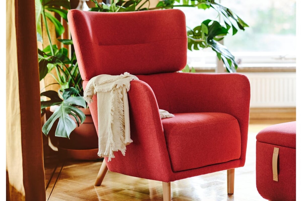 La poltrona rossa IKEA che trasforma un angolo vuoto in una zona relax più raccolta