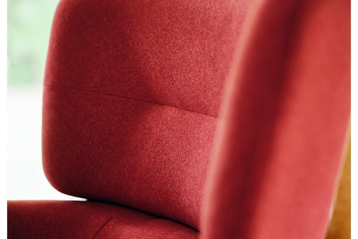 Dettaglio del rivestimento Tonerud rosso della poltrona IKEA OSKARSHAMN