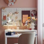 Scrivania estraibile bianca LÄNGDHOPP IKEA aperta in un piccolo ambiente
