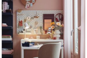 Scrivania estraibile bianca LÄNGDHOPP IKEA aperta in un piccolo ambiente