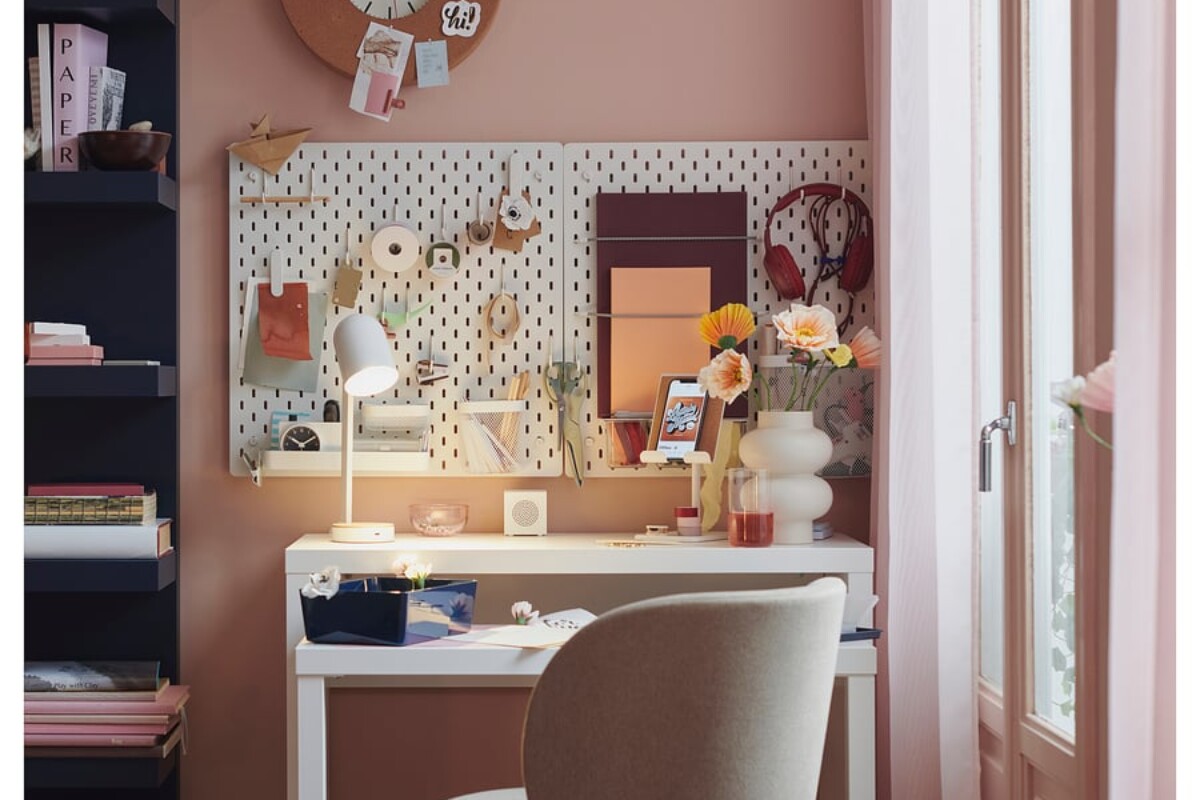 Scrivania estraibile bianca LÄNGDHOPP IKEA aperta in un piccolo ambiente