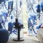 Tende IKEA bianche e blu a motivo floreale montate a tutta altezza in soggiorno