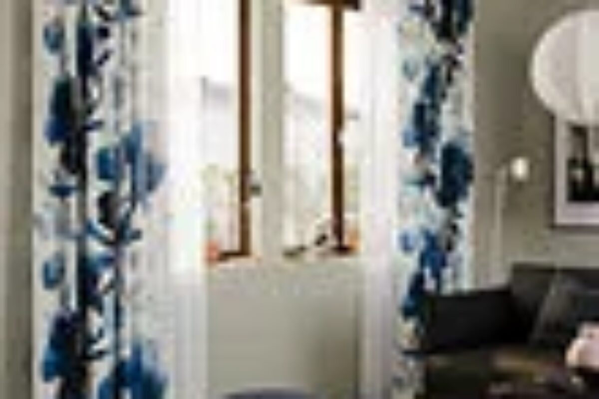 Dettaglio del tessuto bianco e blu delle tende floreali IKEA