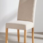 Sedia beige con schienale alto e struttura in rovere naturale
