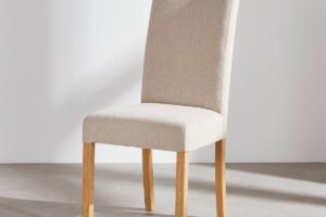 Sedia beige con schienale alto e struttura in rovere naturale