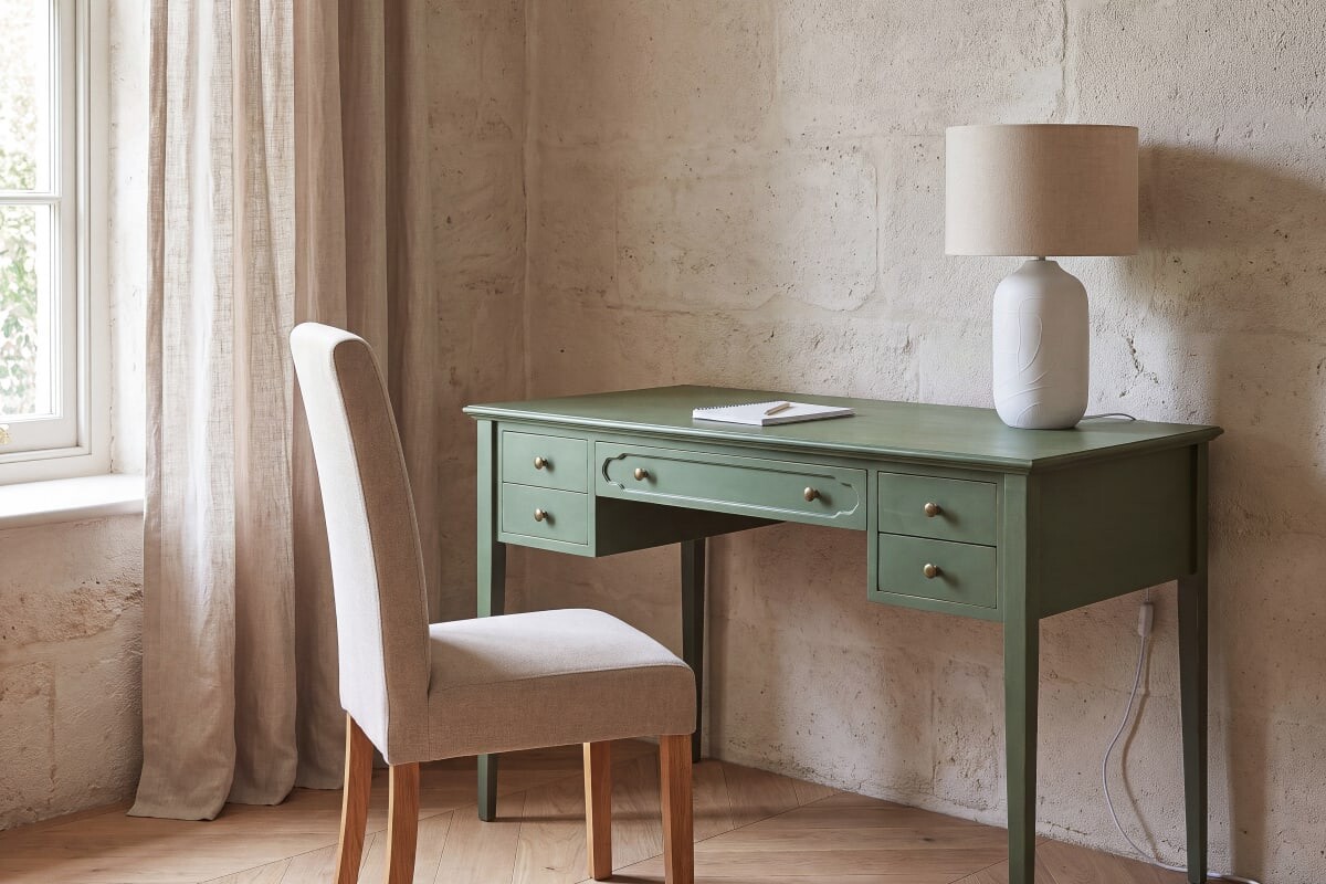 Sedia beige inserita in una sala da pranzo dallo stile cottage contemporaneo