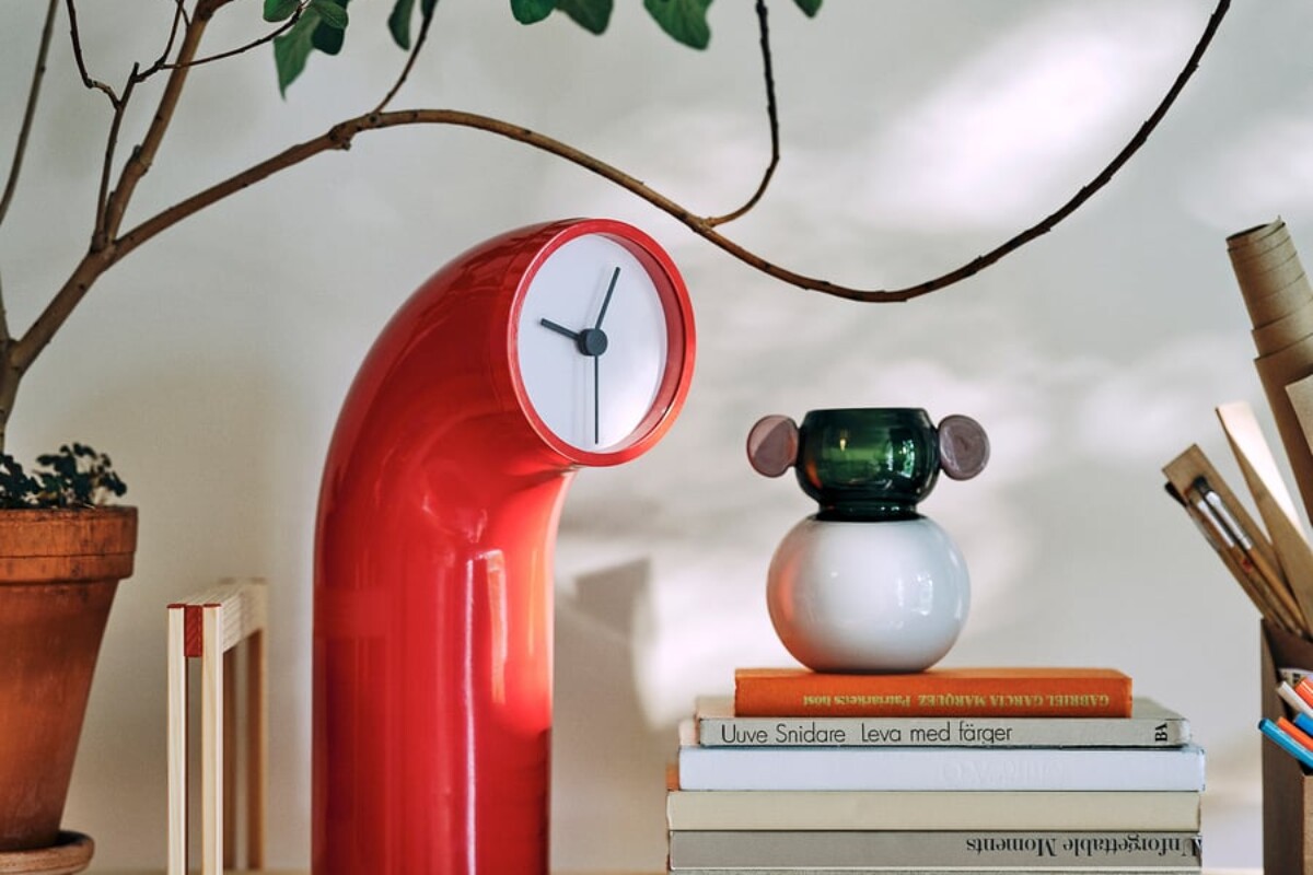 Orologio da tavolo rosso IKEA PS 2026 a forma di periscopio