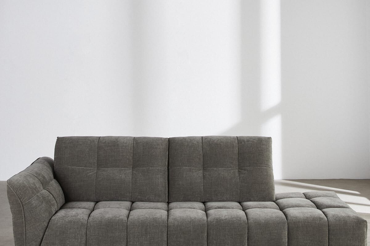 Divano Maisons du Monde Robin inserito in un soggiorno contemporaneo