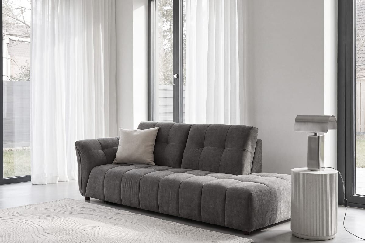 Zona relax con divano Robin verde grigio e tavolino basso