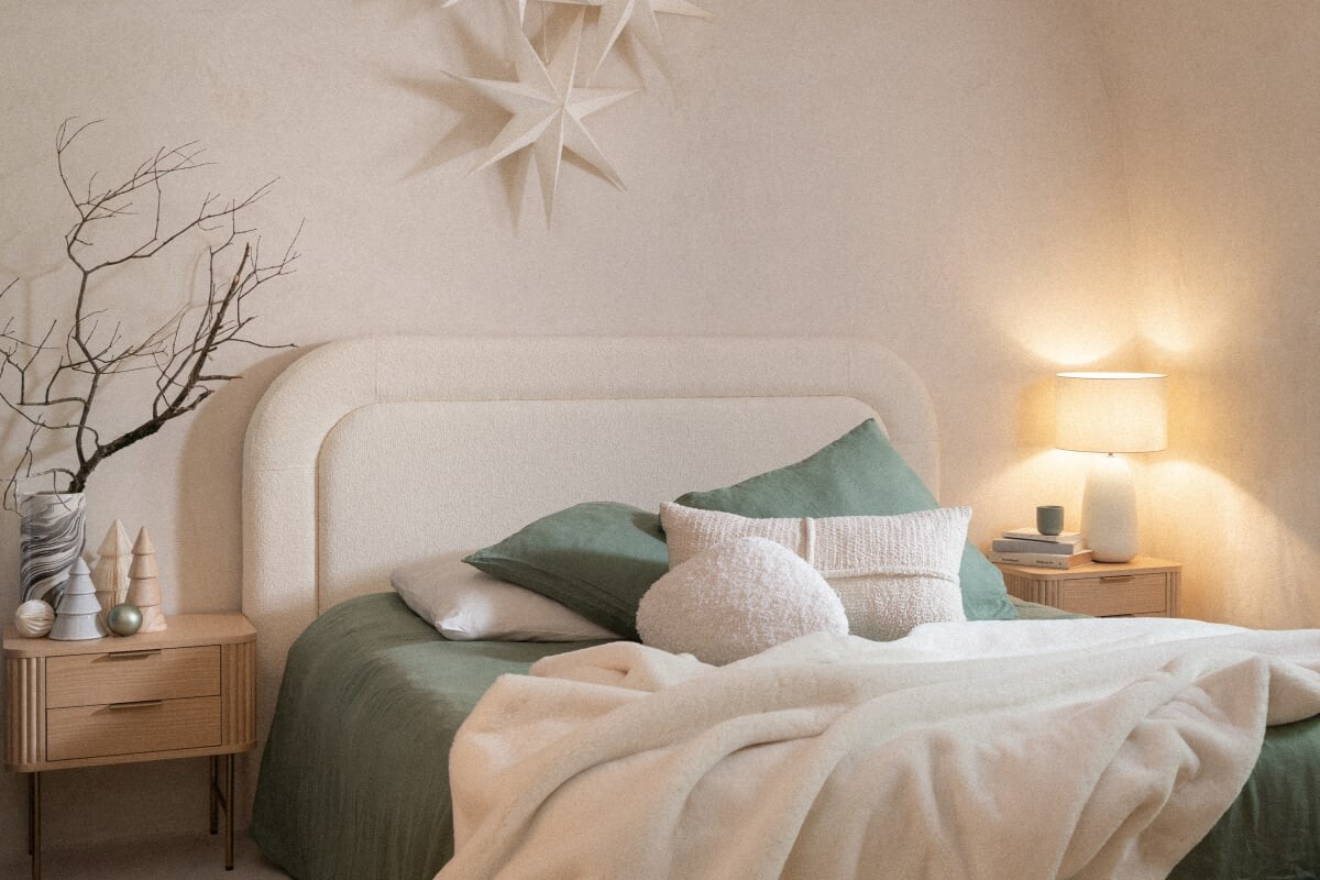 Letto BULDOS in bouclé écru abbinato a legno chiaro e tessili neutri