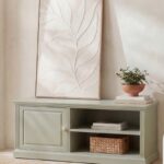Mobile TV Dalia verde grigio di Maisons du Monde in un soggiorno ordinato