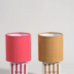 Set di due lampade Maisons du Monde in gres a righe rosa e ocra con paralumi crema