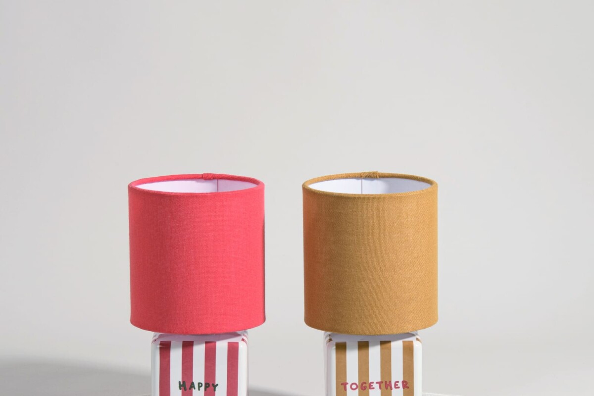 Due lampade Maisons du Monde Fanusa coordinate con basi in gres rosa e ocra
