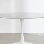 Tavolo ovale bianco Liva di Maisons du Monde in una sala da pranzo luminosa