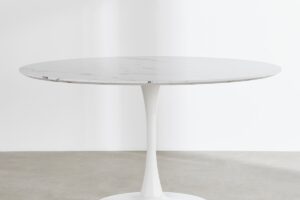 Maisons du Monde rende più fluida la sala da pranzo con un tavolo ovale a base centrale