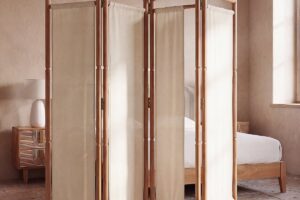 Maisons du Monde separa l’angolo studio dal soggiorno con il nuovo paravento LUCAS in juta