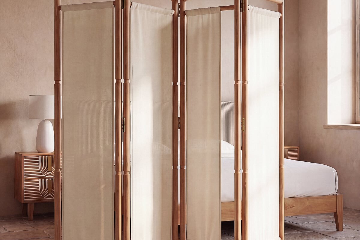 Maisons du Monde separa l’angolo studio dal soggiorno con il nuovo paravento LUCAS in juta