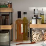 Portaoggetti NÅLBLECKA IKEA in bambù e metallo sul piano cucina