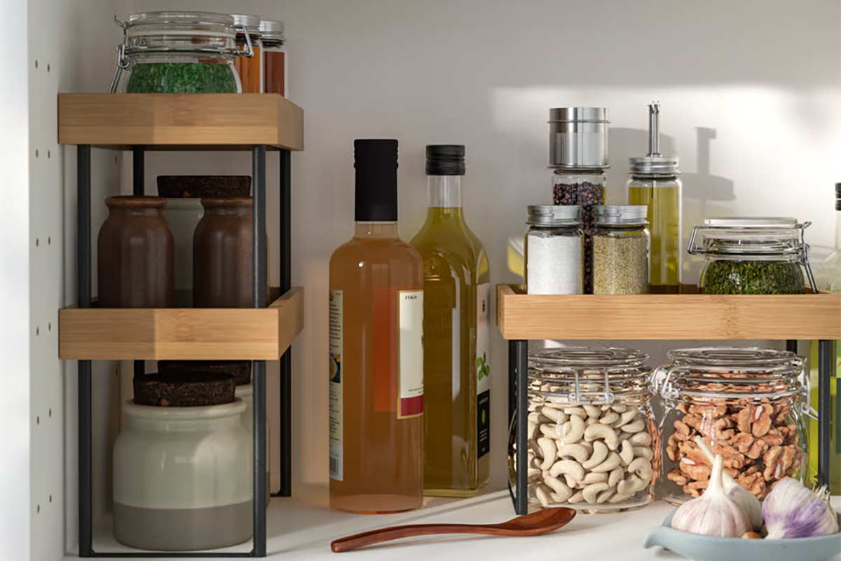 Portaoggetti NÅLBLECKA IKEA in bambù e metallo sul piano cucina