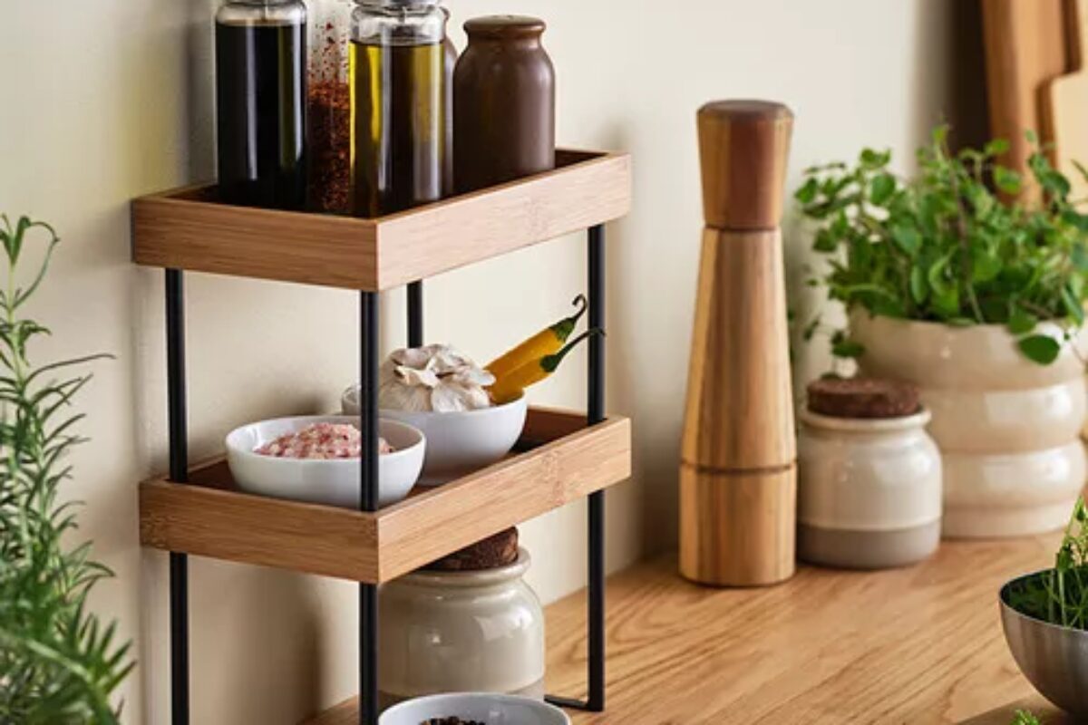 NÅLBLECKA IKEA con spezie e barattoli organizzati su due livelli