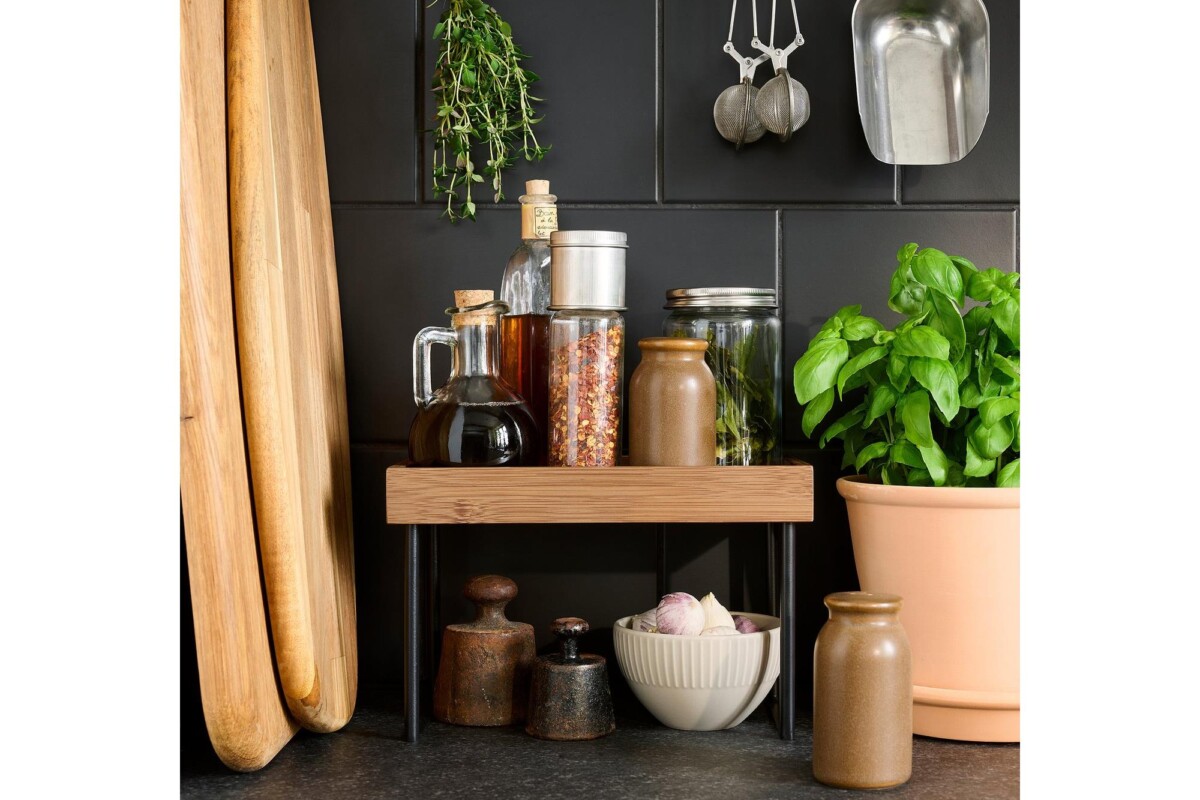 Dettaglio del portaoggetti NÅLBLECKA IKEA in una cucina ordinata