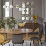 Sospensione NASH Maisons du Monde con sei globi sopra il tavolo da pranzo