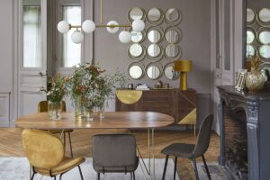 Sospensione NASH Maisons du Monde con sei globi sopra il tavolo da pranzo