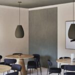 Tavolo rotondo NOGOBO Maisons du Monde in mango sbiancato in una sala da pranzo