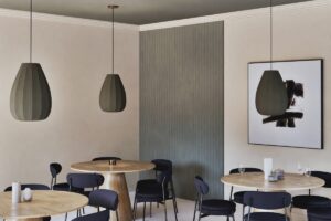 Tavolo rotondo NOGOBO Maisons du Monde in mango sbiancato in una sala da pranzo