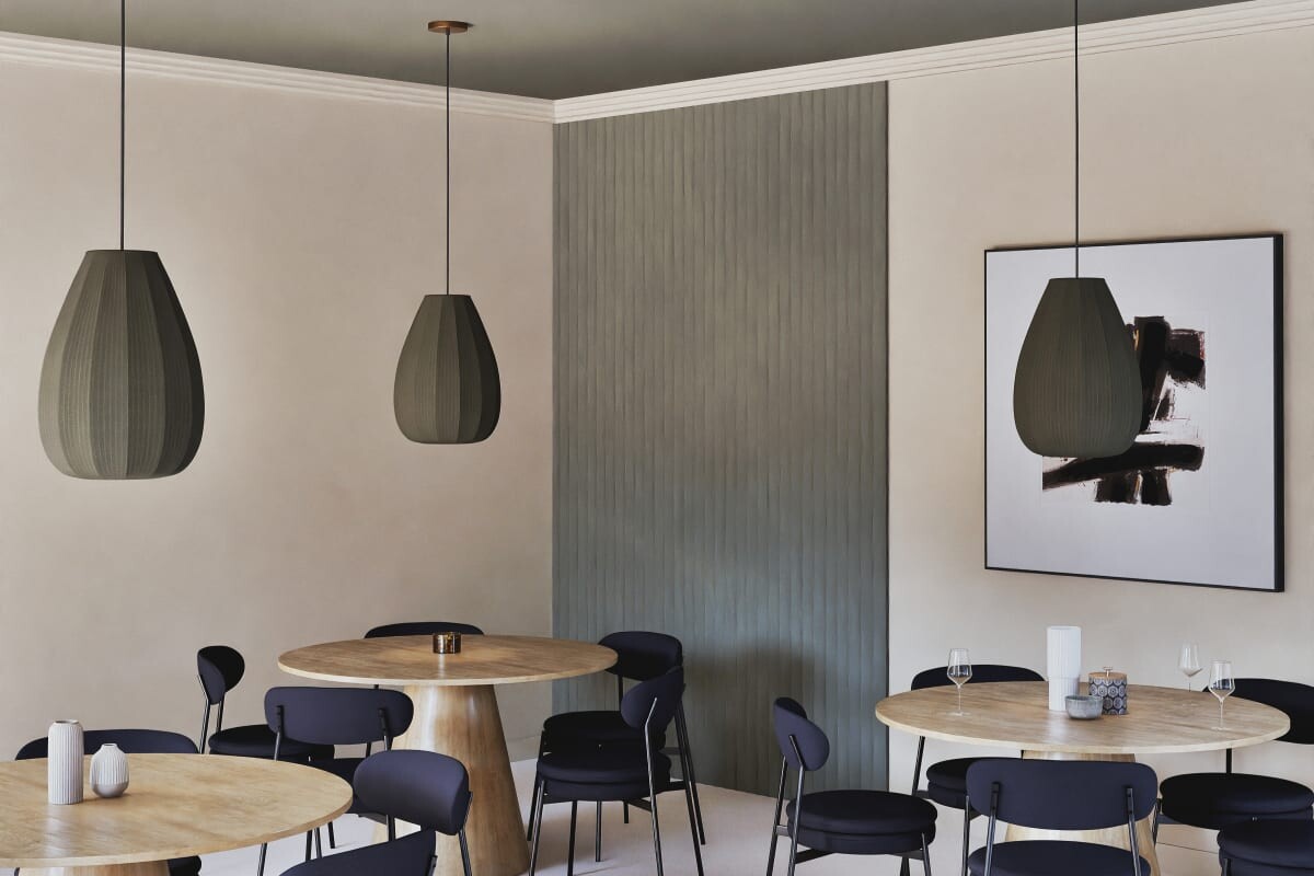 Tavolo rotondo NOGOBO Maisons du Monde in mango sbiancato in una sala da pranzo