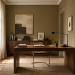 Studio domestico con pareti color khaki, scrivania in noce e soffitto bianco caldo